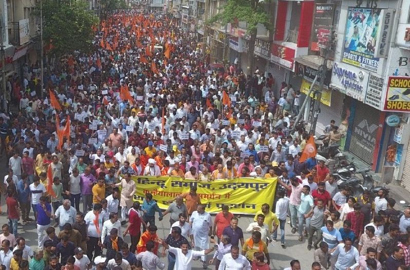 उदयपुर हत्याकांड – संत समाज के नेतृत्व में सर्व समाज की मौन रैली, आरोपियों के खिलाफ सख्त कार्रवाई की मांग