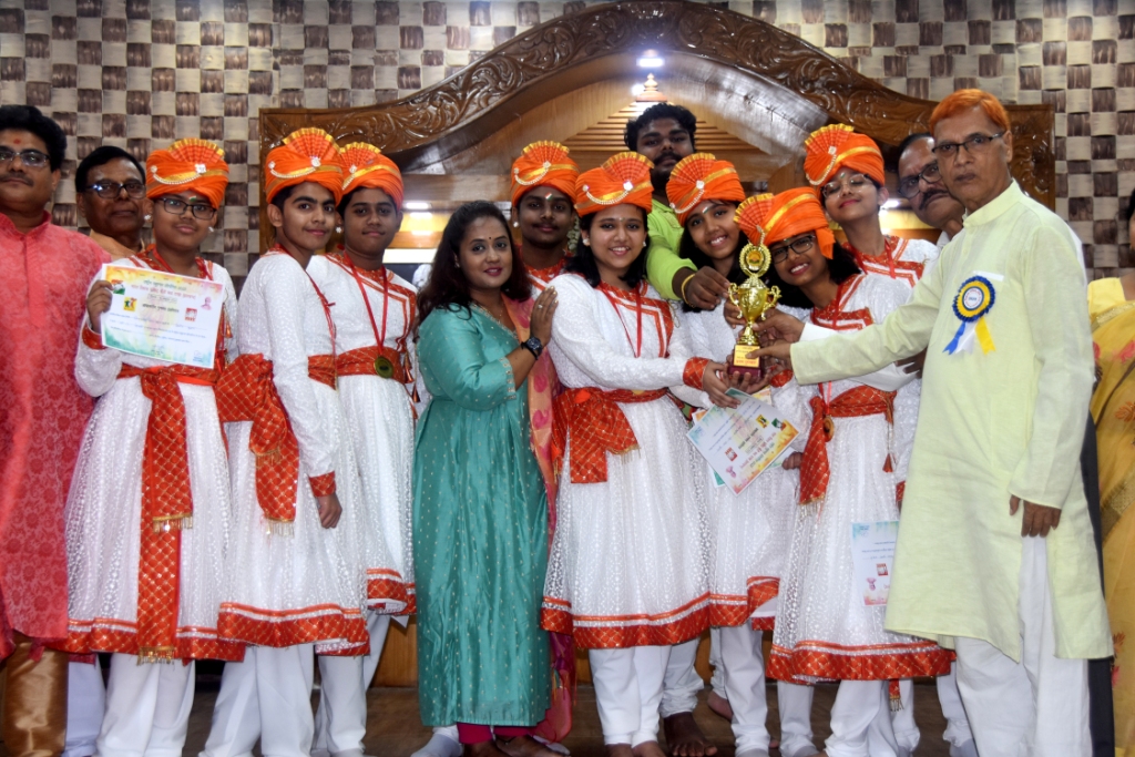 रांची, 16 अक्टूबर  : भारत विकास परिषद् के रांची मध्य एवं रांची महानगर शाखा के तत्वाधान में राष्ट्रीय सामूहिक गीत प्रतियोगिता- 2022 का आयोजन विवेकानंद विद्या मंदिर धुर्वा में किया गया।