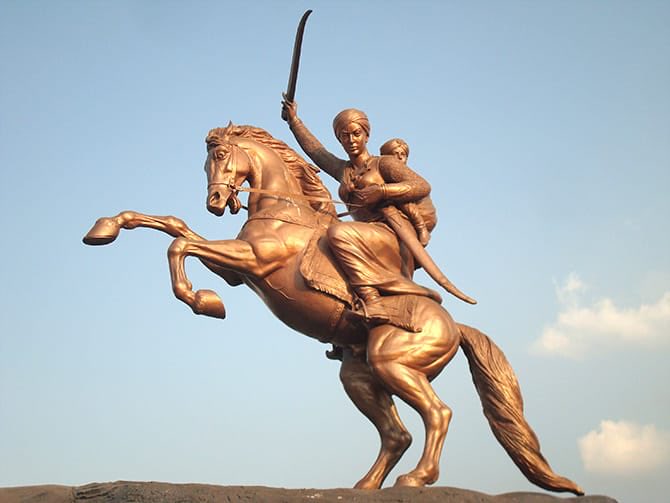 और भय को जीतकर जो आगे बढ़ती है, वह बनती है लक्ष्मीबाई और भय को जीतकर जो आगे बढ़ती है, वह बनती है लक्ष्मीबाई